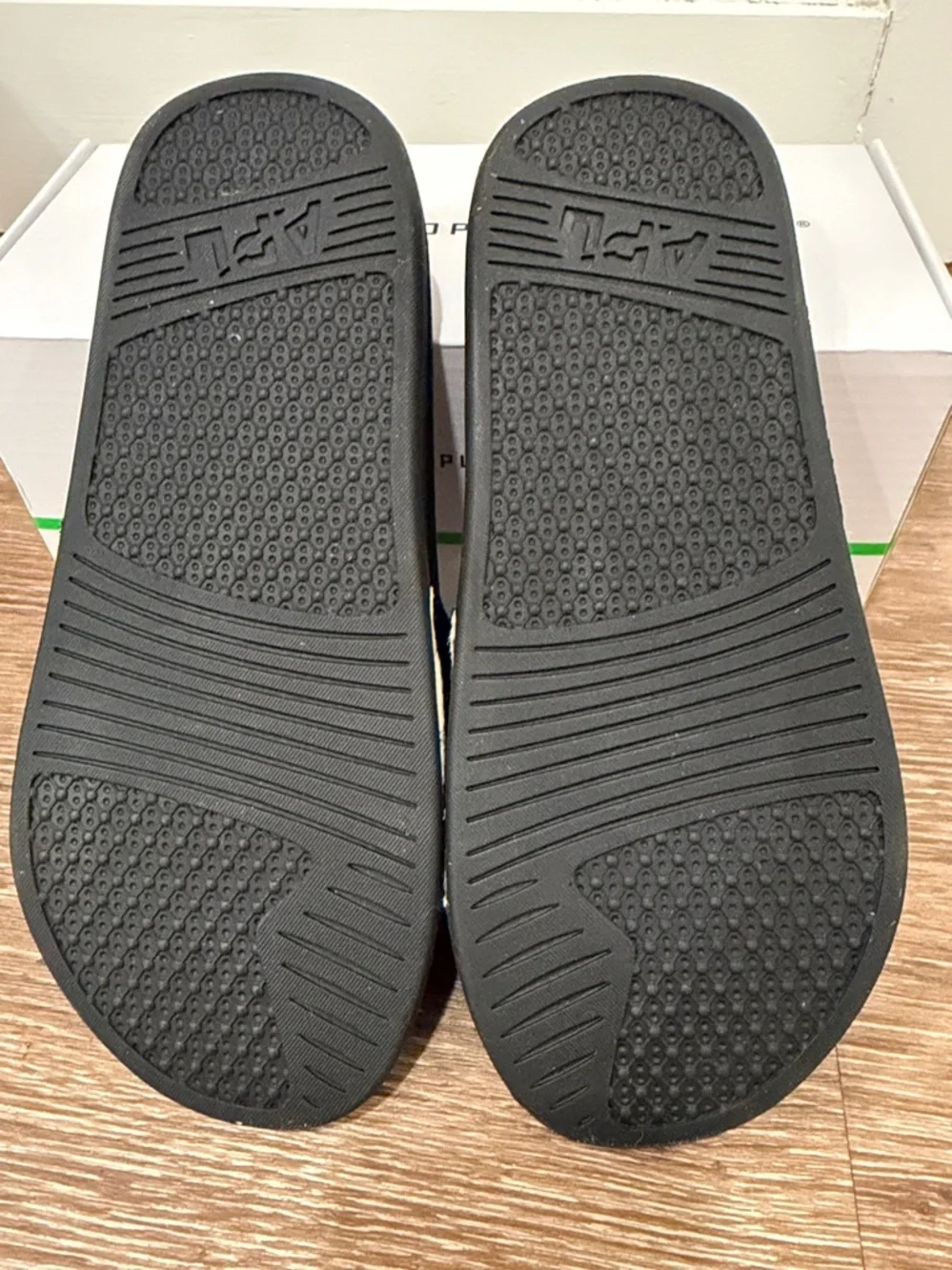 APL Iconic Slide Black White Cow Animal Print Women's Size 6 NEW‎